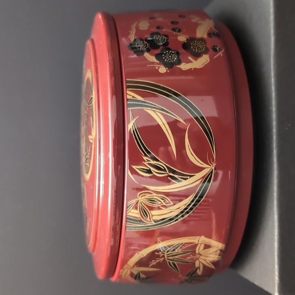 VGT, Red Lacquered Oriental Round Lidded Storage Container with Floral Design. - Picture 4 of 11